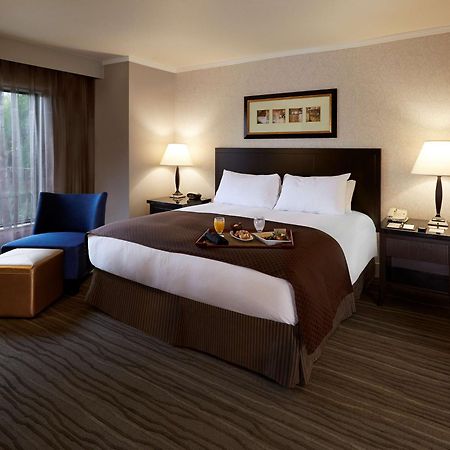 Doubletree By Hilton Claremont Hotel Exterior photo