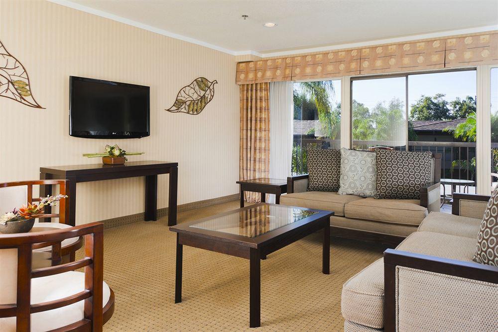 Doubletree By Hilton Claremont Hotel Exterior photo