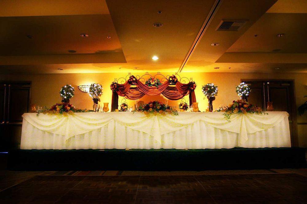 Doubletree By Hilton Claremont Hotel Restaurant photo
