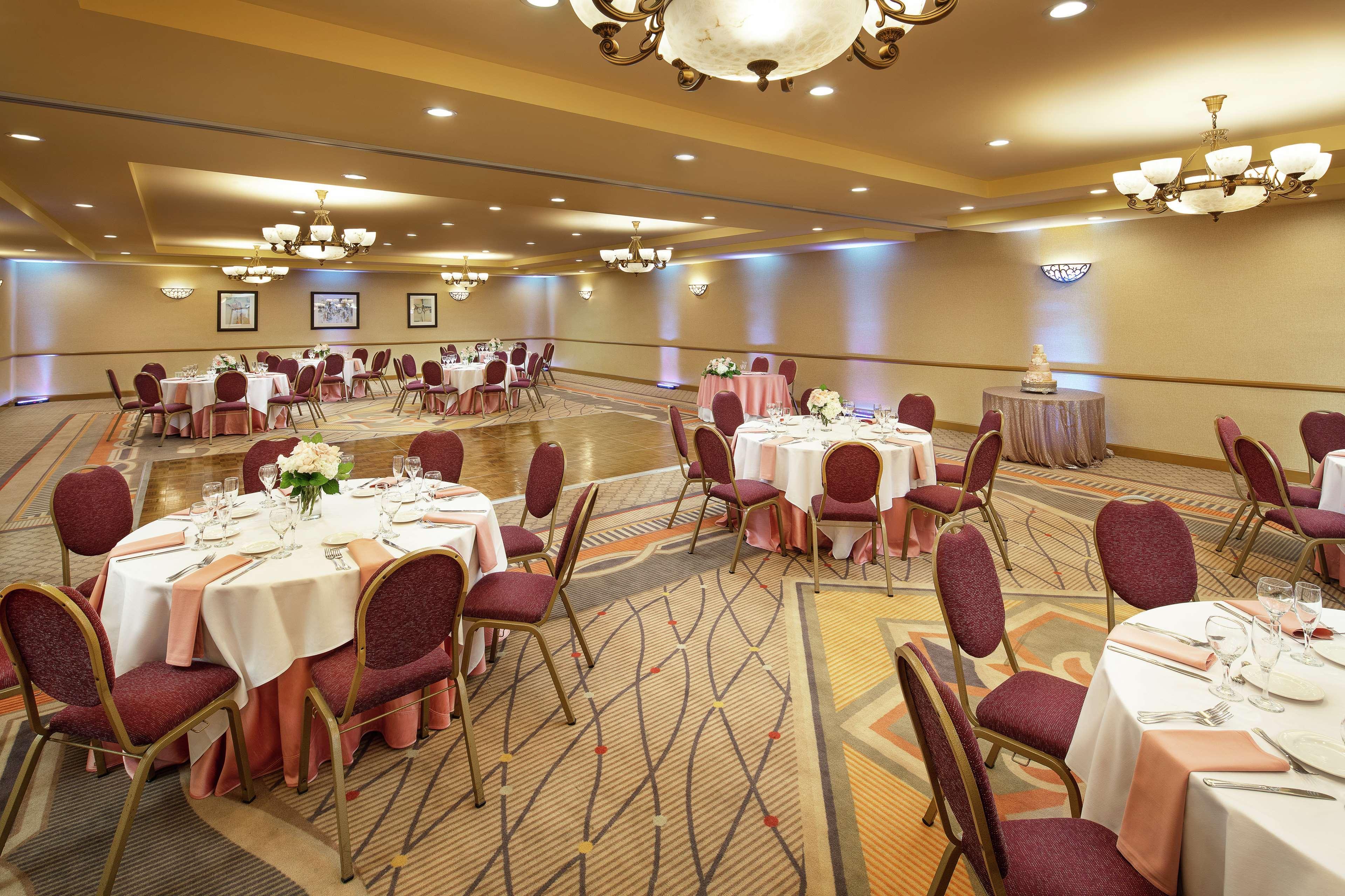 Doubletree By Hilton Claremont Hotel Exterior photo