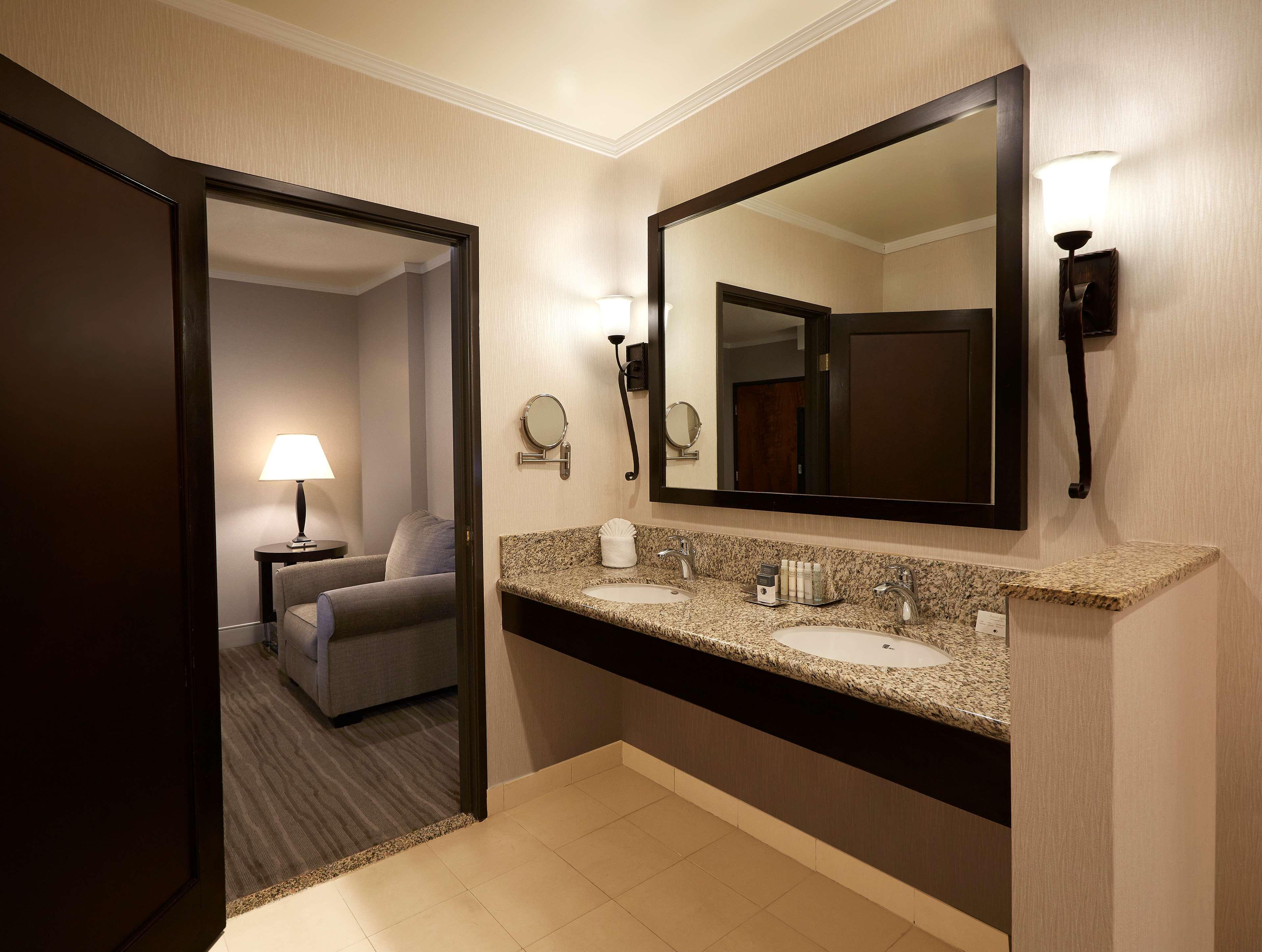 Doubletree By Hilton Claremont Hotel Exterior photo