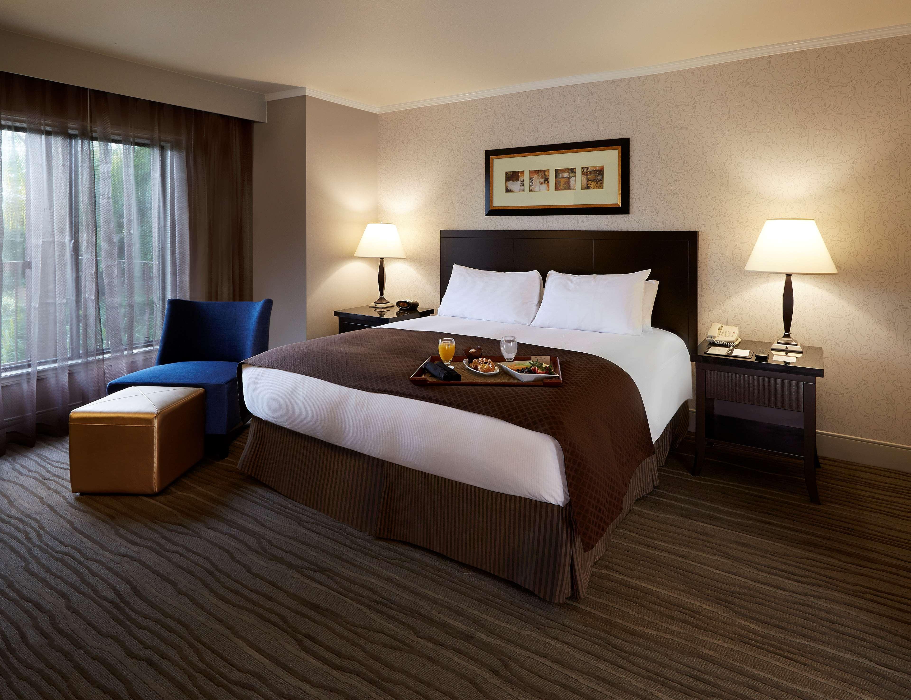 Doubletree By Hilton Claremont Hotel Exterior photo