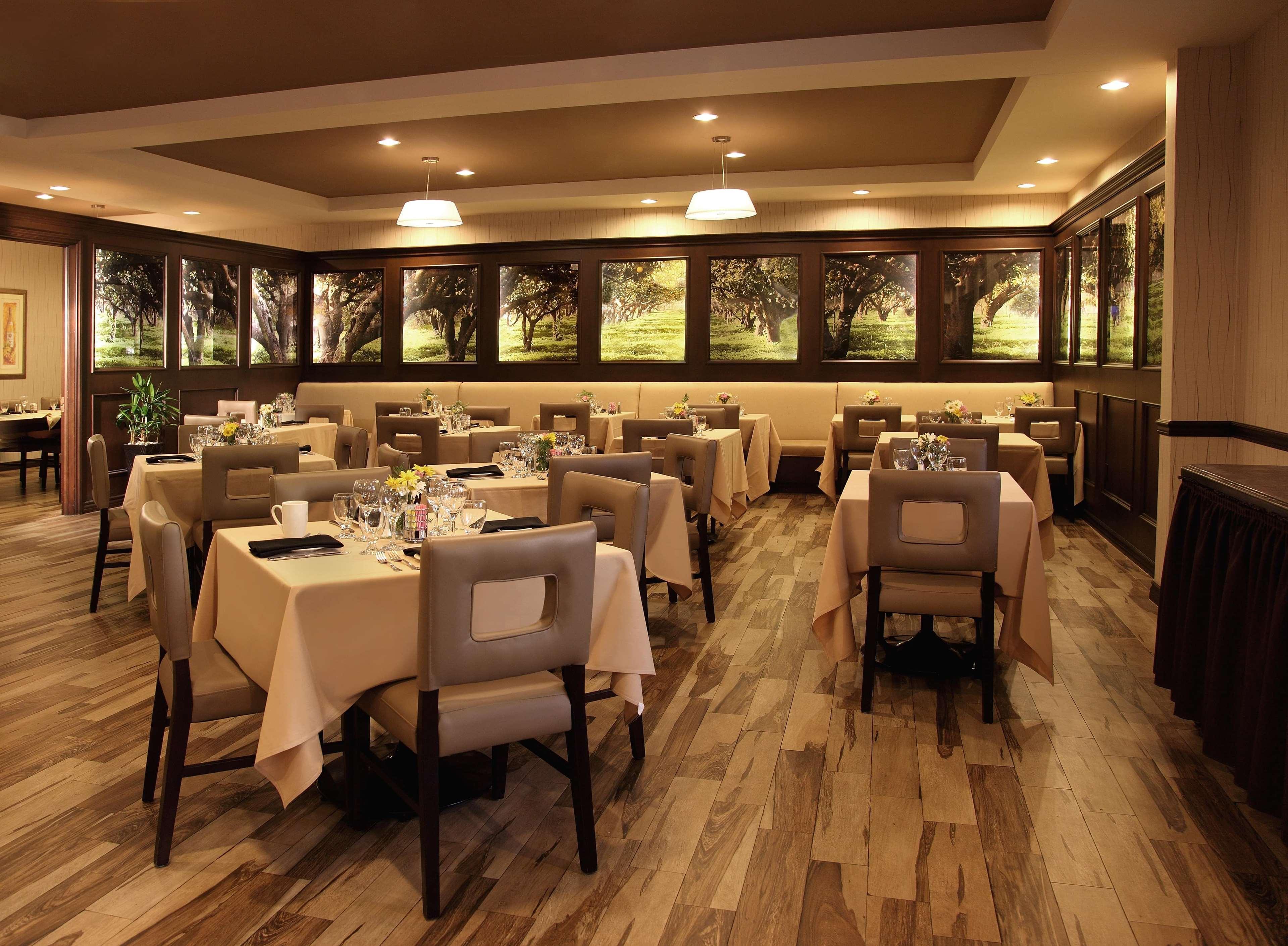 Doubletree By Hilton Claremont Hotel Exterior photo