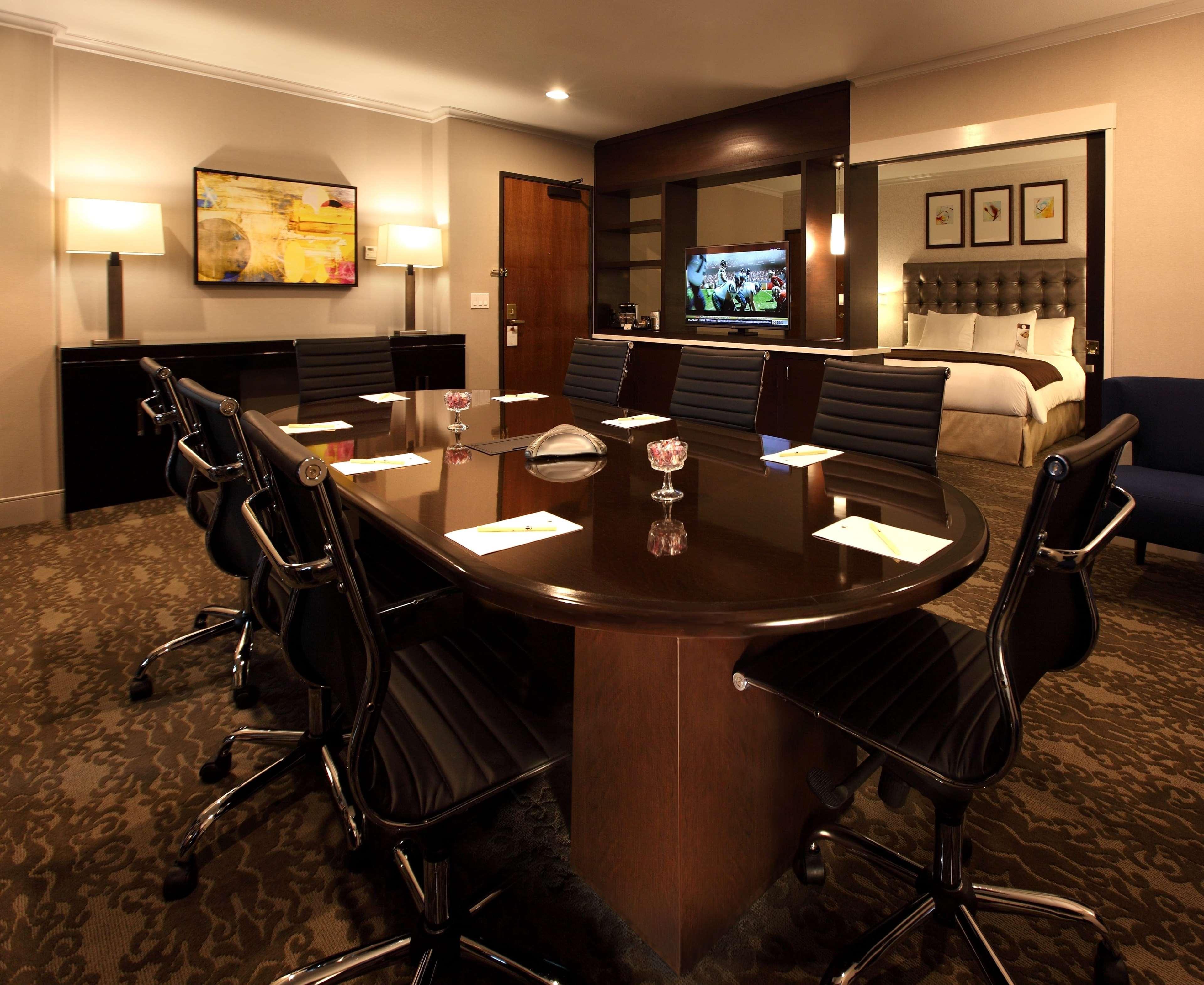 Doubletree By Hilton Claremont Hotel Exterior photo