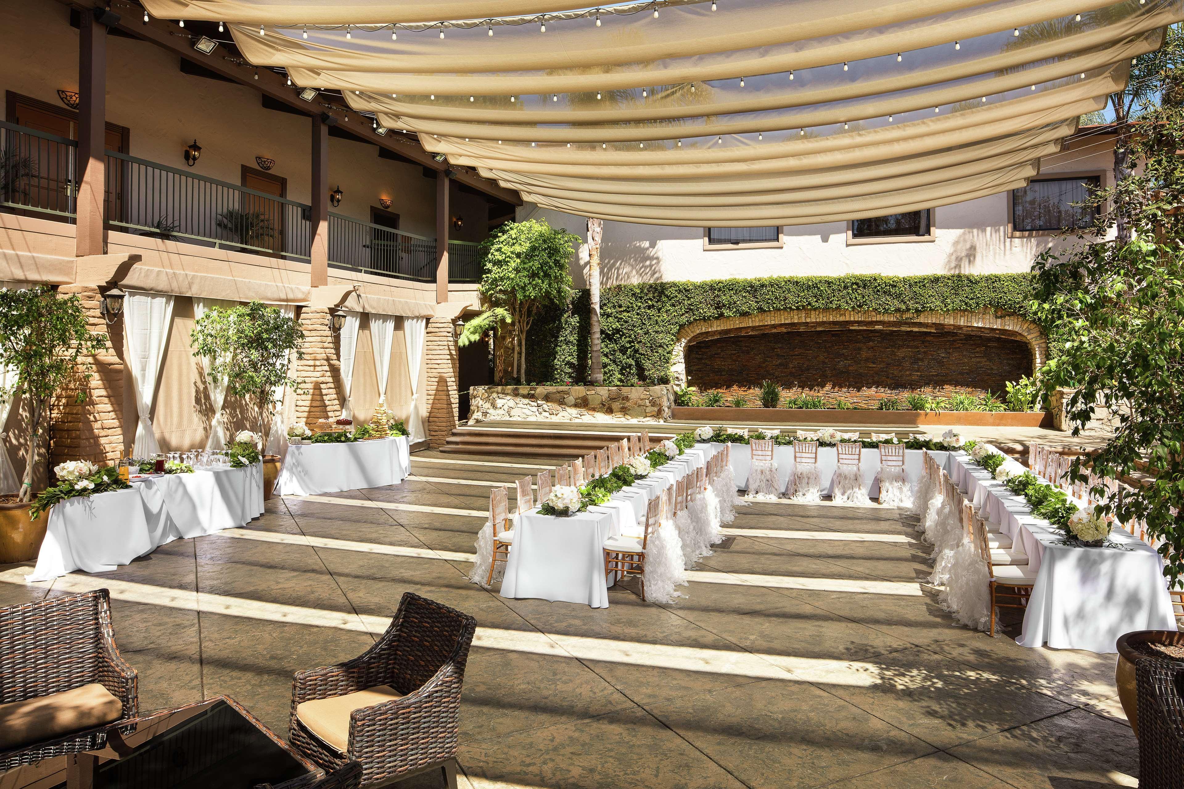 Doubletree By Hilton Claremont Hotel Exterior photo