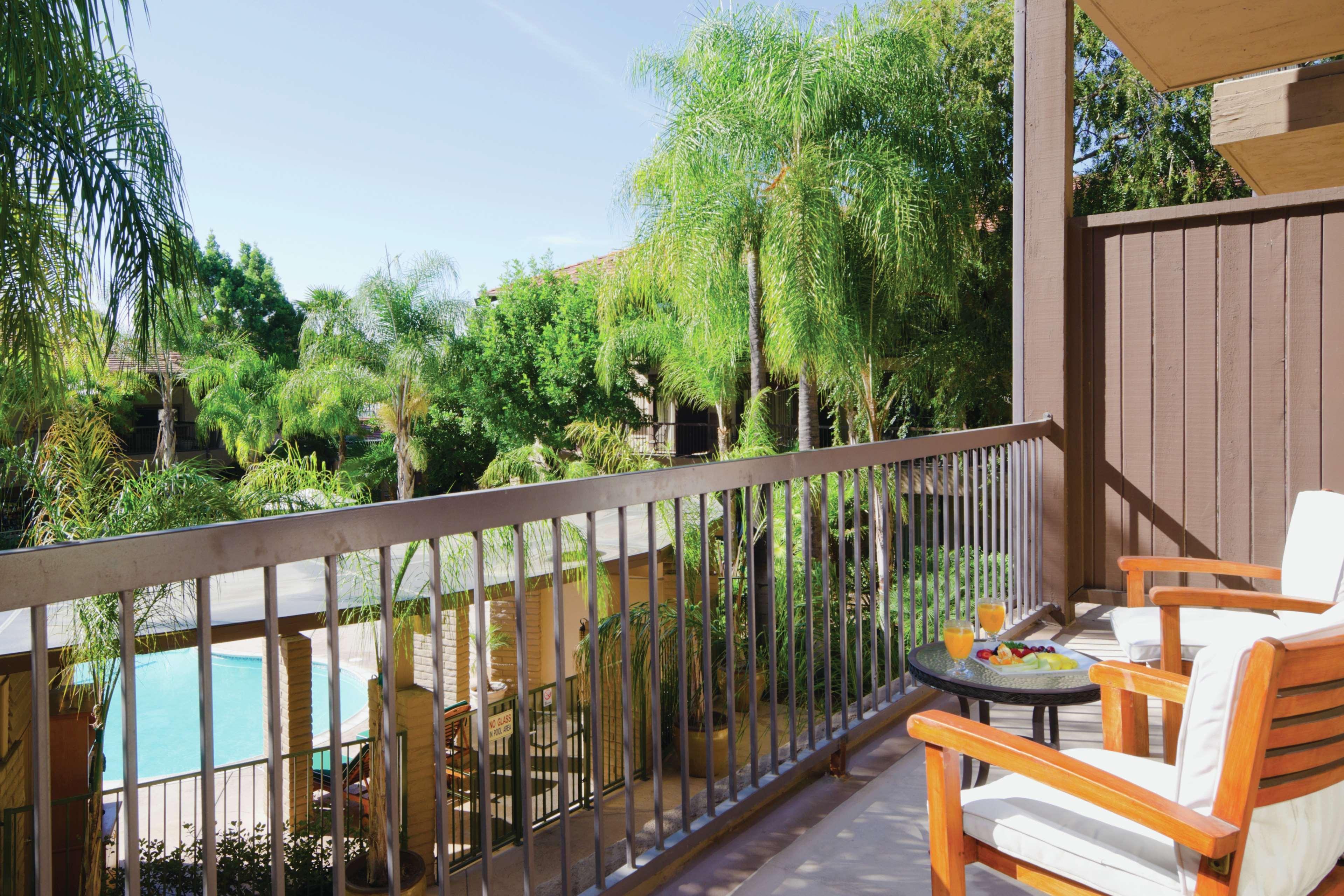 Doubletree By Hilton Claremont Hotel Exterior photo