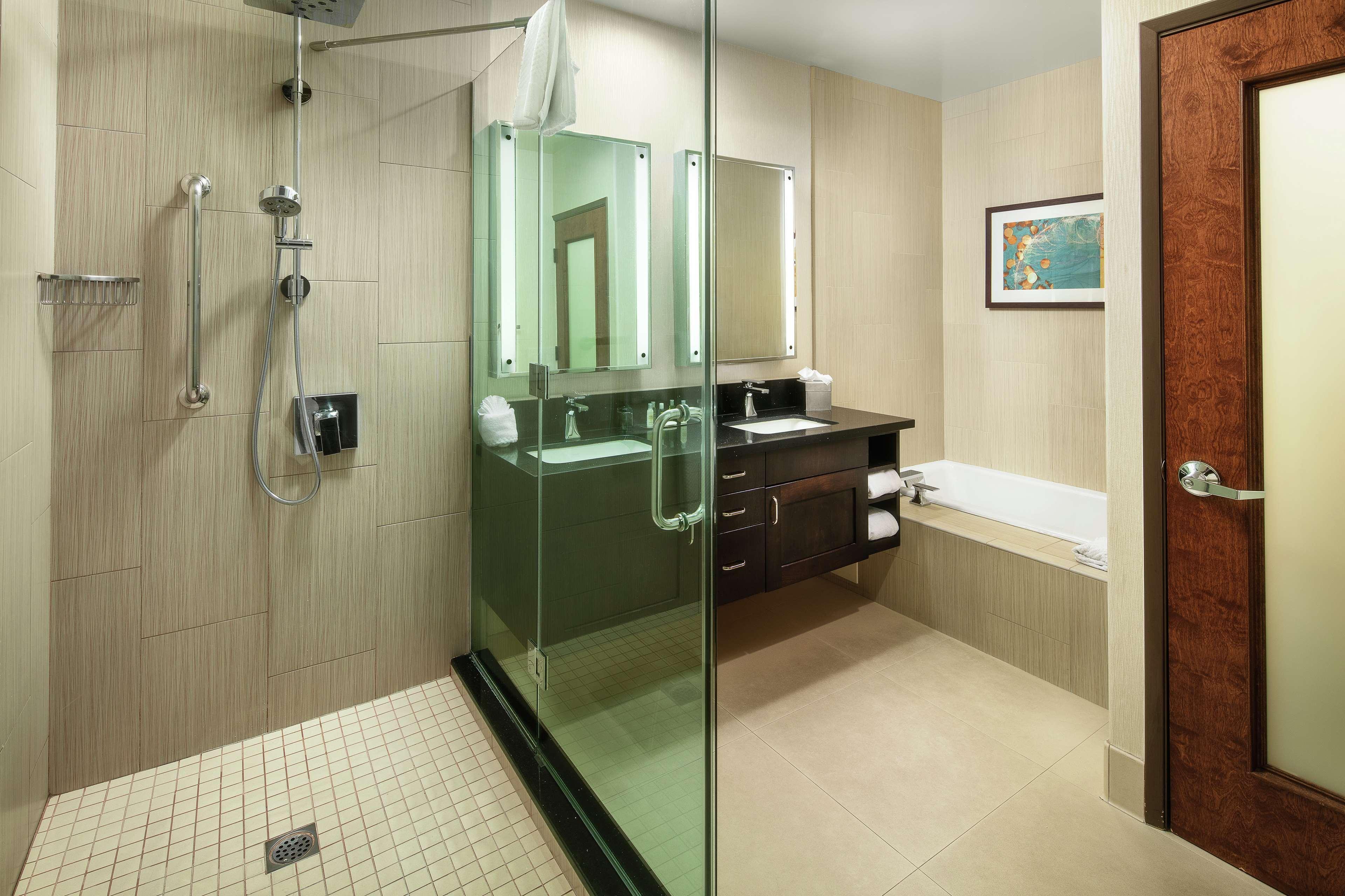 Doubletree By Hilton Claremont Hotel Exterior photo