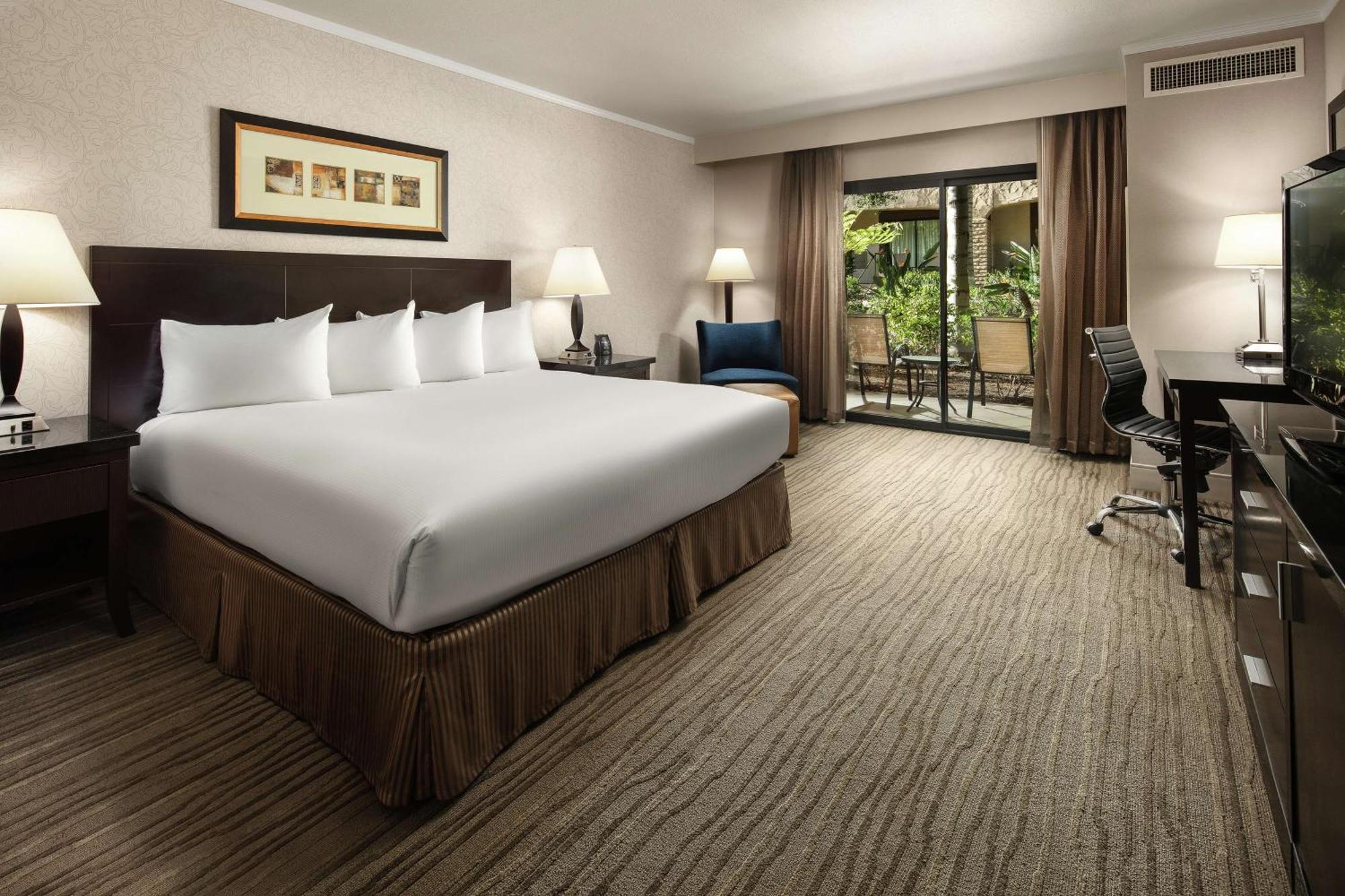 Doubletree By Hilton Claremont Hotel Exterior photo