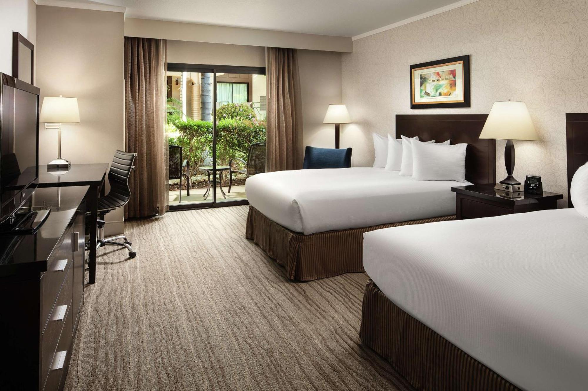 Doubletree By Hilton Claremont Hotel Exterior photo